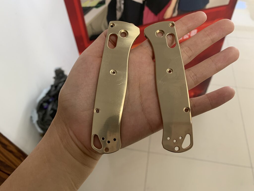 Benchmade  Bug out 535 metals scales