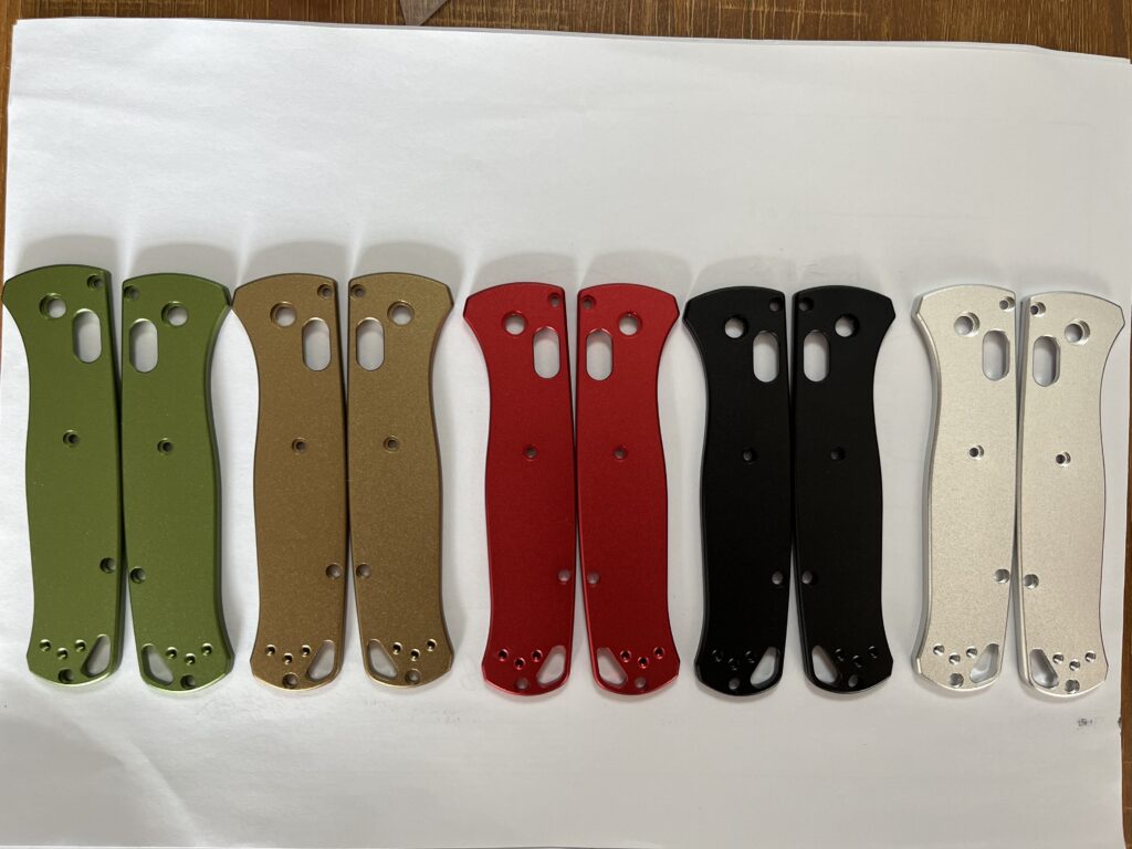 Benchmade  Bug out 535 metals scales